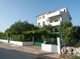 Apartments by the sea Turanj, Biograd - 6445，位于图兰杰的酒店