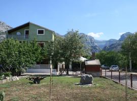 Apartments and rooms with parking space Starigrad, Paklenica - 6606，位于斯塔利格拉德-帕克利尼卡的酒店