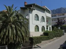 Apartments and rooms with parking space Makarska - 6759