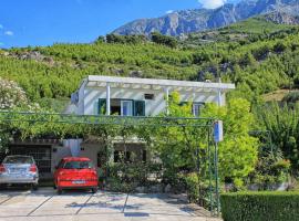 Apartments and rooms with parking space Tucepi, Makarska - 6901，位于图彻皮的酒店