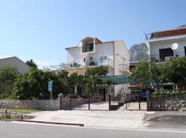 Apartments and rooms with parking space Gradac, Makarska - 6819，位于格拉达茨的酒店