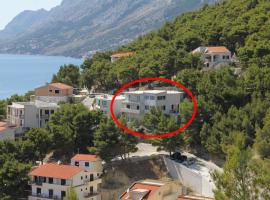 Apartments and rooms with parking space Brela, Makarska - 6895，位于布雷拉的酒店