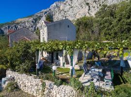 Family friendly house with a parking space Gornji Tucepi - Podpec, Makarska - 6915，位于图彻皮的酒店