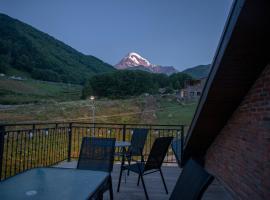 Hotel GENI Kazbegi，位于卡兹贝吉的酒店