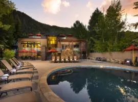 Luxury 1 Bedroom Downtown Aspen Vacation Rental With Access To A Heated Pool, Hot Tubs, Game Room And Spa