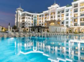 Merit Royal Diamond Hotel & SPA，位于凯里尼亚的酒店