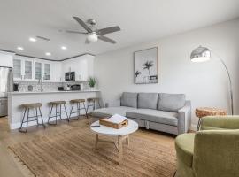 Newly Renovated Condo in Apollo Beach，位于阿波罗海滩的酒店