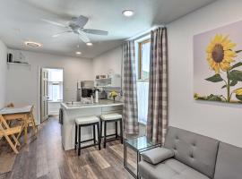 Walk to Dining, Breweries & Shops! Dtwn Custer Apt，位于卡斯特的酒店