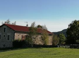 Gîte familial avec équipement bébé, terrasse et jardin clos à Roche-en-Régnier - FR-1-582-192，位于Roche-en-Régnier的酒店