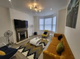 Garland Modern 4 Bedroom Central Apartment London