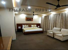 The Emerald Club ,Rajkot，位于拉杰果德的酒店