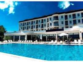 Westport Istanbul Resort & Spa Hotel，位于锡利夫里的带泳池的酒店