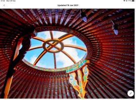 Colourful Mongolian Yurt enjoy a new experience，位于Turriff的酒店