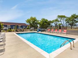 Super 8 by Wyndham Lenexa Overland Park Area/Mall Area，位于雷内克萨的酒店