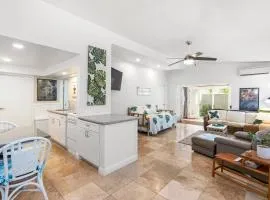 Your Perfect Home Charming 2BR2BA Apartment with Full Kitchen WD & AC