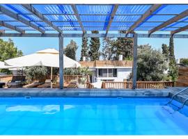 Puy Villa Bazelet with Private Pool in Tiberias，位于提比里亚的乡村别墅