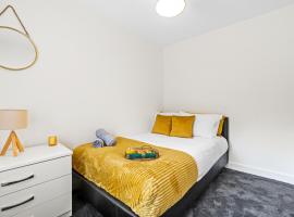 Walsall - 4 Bedroom House, Wi-Fi, Garden , Sleeps 8 - JRR Stays，位于Bescot的酒店