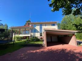 Grand Villa Kivistö near Helsinki airport，位于万塔的酒店