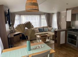 Cosy, coastal themed Holiday Home, Rockley Park, Poole, Dorset，位于浦耳的酒店