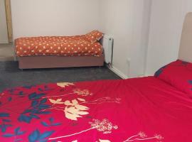 Lovely 3-Bed Apartment in Parkgate Rotherham，位于罗瑟勒姆的酒店