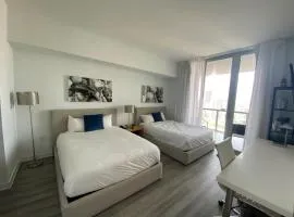 Beachy Vibes Studio, 2 Full Beds, Near Everything -30B