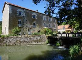 Le Moulin de Moquesouris - Chambres d'hôtes et table d'hôte，位于Nazelles的酒店