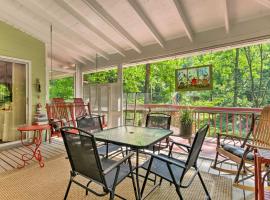 Tranquil Creekside Cottage with Deck and Lanai，位于富兰克林的酒店