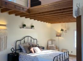 Les volets bleus，位于Cierges的带泳池的酒店