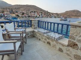 Halki Sea Breeze - a waterfront villa，位于哈尔基岛的度假屋