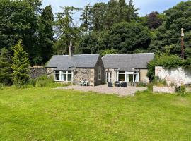 Peaceful woodland cottage with fireplace，位于埃利的酒店