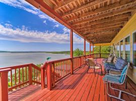 Waterfront Lake Eufaula Home Multi-Level Balcony，位于Eufaula的酒店