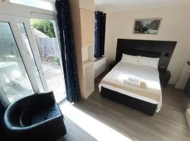 The Oak Studio -Self contained one bed studio flat