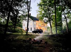 Spacious Home on Bear Camp River in Tamworth!，位于Tamworth的酒店