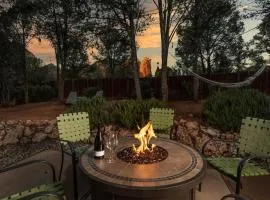 Red Rocks Retro! Stunning Views and Hot Tub!