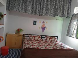 Holiday Home Stay，位于卡修拉荷机场 - HJR附近的酒店