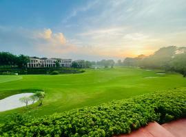 Beautiful Apartments at Tarudhan Valley Golf Resort, Manesar，位于古尔冈的高尔夫酒店