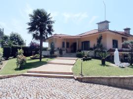 Casa Além Rio - quartos para 6 hóspedes em Santo Tirso，位于圣托·蒂尔索的度假短租房