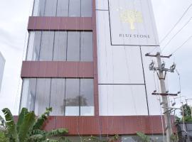 Hotel Bluestone，位于斯里卡拉哈斯蒂的酒店