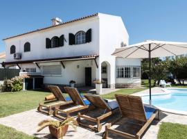 Sesimbra Stylish Villa by Homing，位于塞辛布拉的酒店