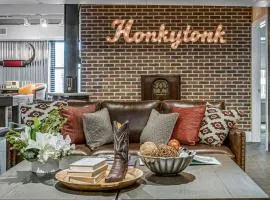 Honky Tonk suite with pool table 6 bedrooms