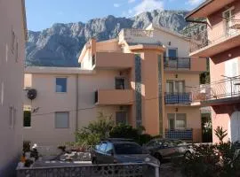 Apartments and rooms with parking space Makarska - 6834