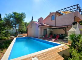 Holiday house with a swimming pool Basina, Hvar - 8731，位于弗班吉的酒店