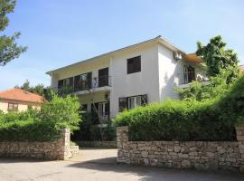 Apartments with a parking space Jelsa, Hvar - 8750，位于耶尔萨的酒店