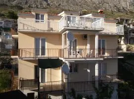 Apartments with parking space Stanici, Omis - 10360