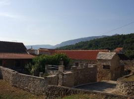 Holiday house with a swimming pool Vrbanj, Hvar - 11040，位于弗班吉的酒店