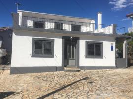 Rooms with a parking space Selce, Crikvenica - 11133，位于塞尔瑟的酒店