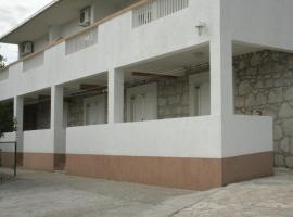 Apartments with a parking space Gradac, Makarska - 11332，位于格拉达茨的酒店