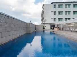 Urbanview Hotel Newton Riau Bandung by RedDoorz，位于万隆Riau Street的酒店