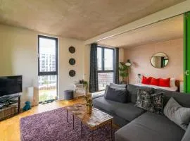 City SuperHost - Beautiful Canal Facing Apartment