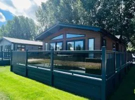 Laburnum Lodge with Hot Tub